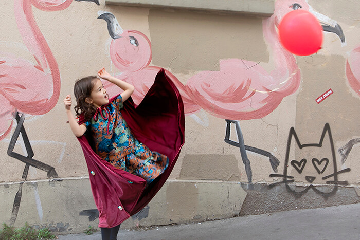 girl losing her balloon because of the wind