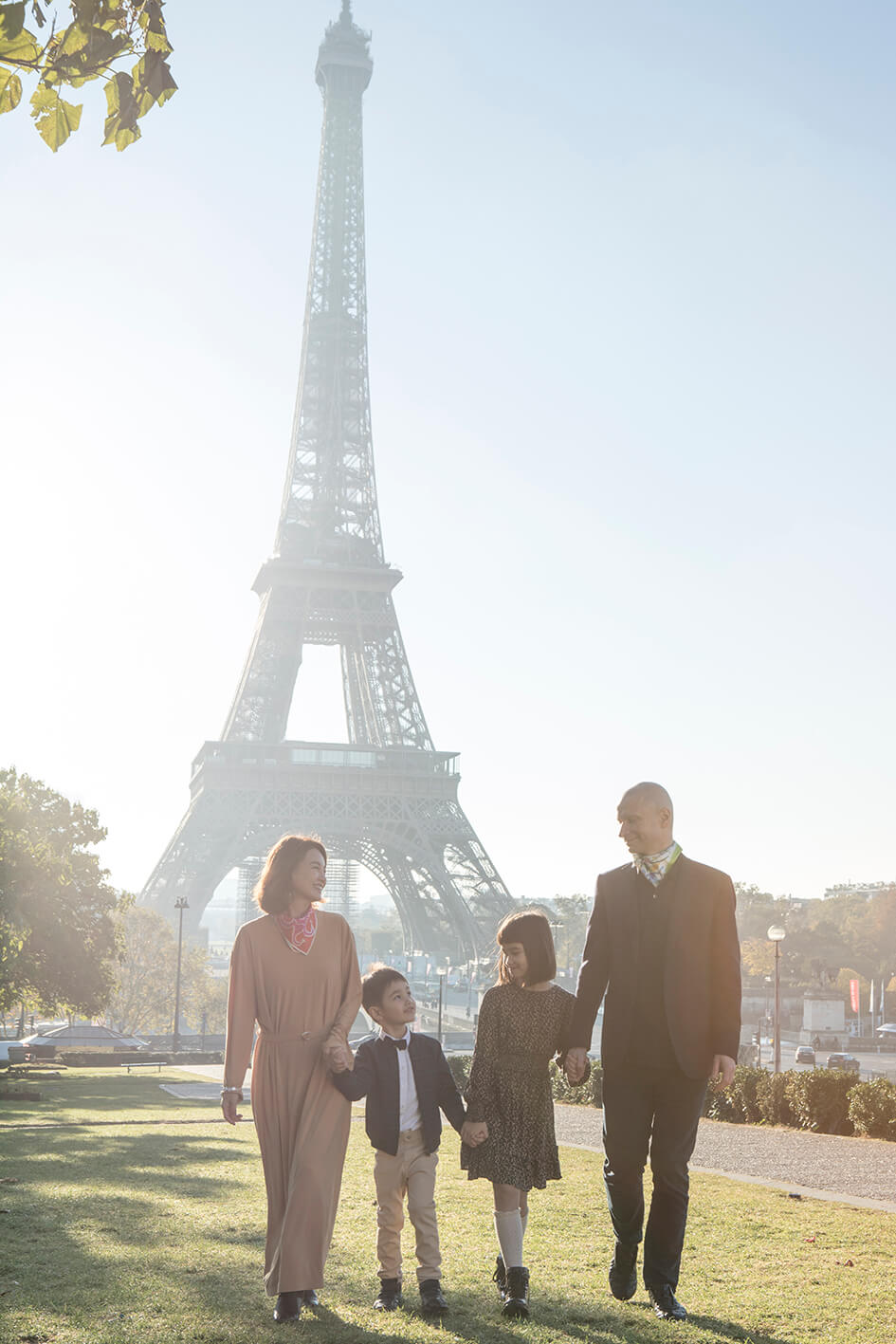 Family in front of the Tour Eiffel