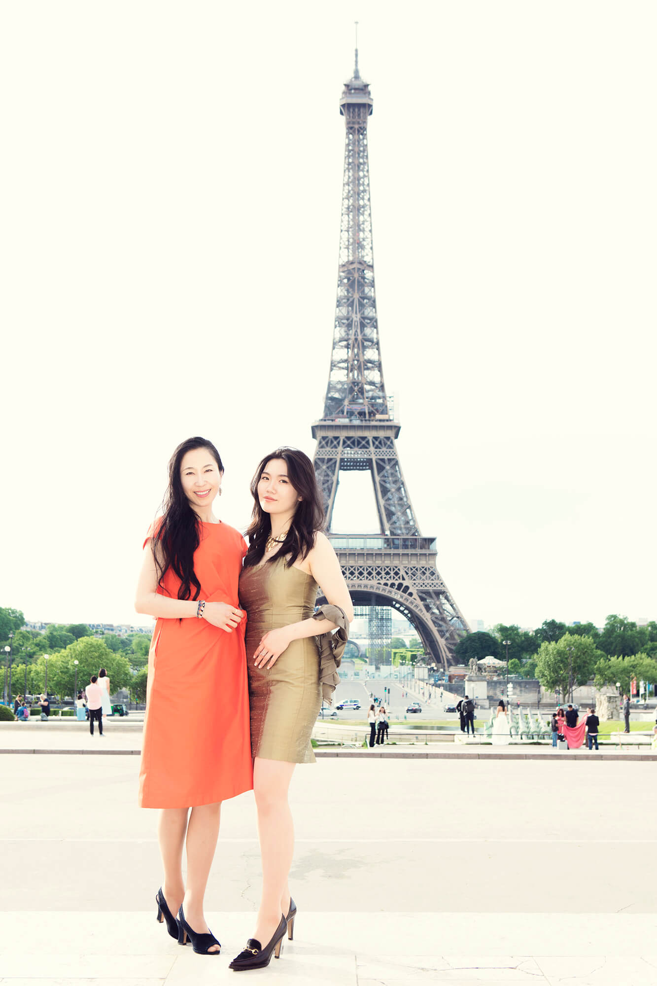friends in front of the Eiffel Tower
