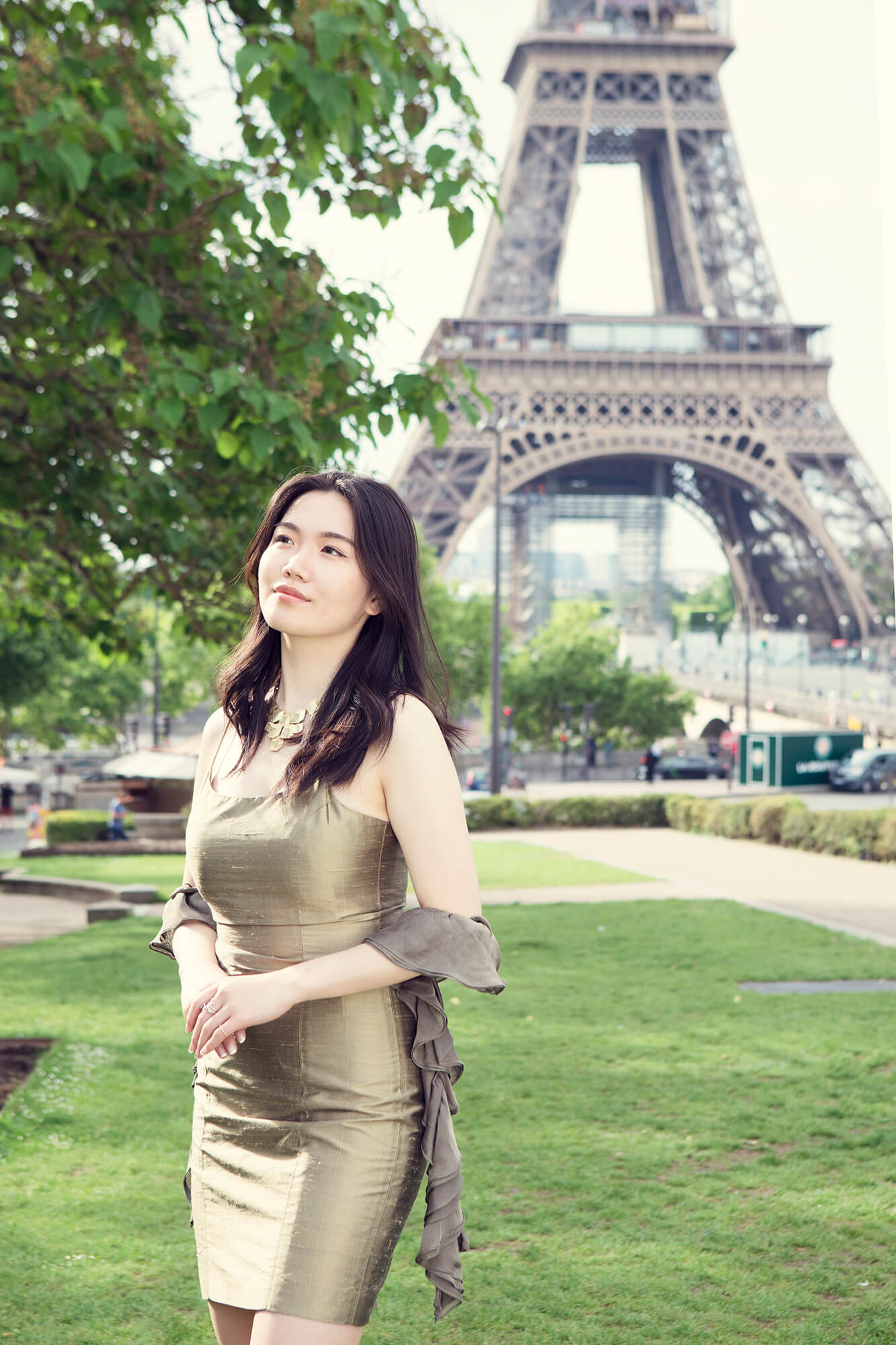 photo shoot in front of the Eiffel Tower