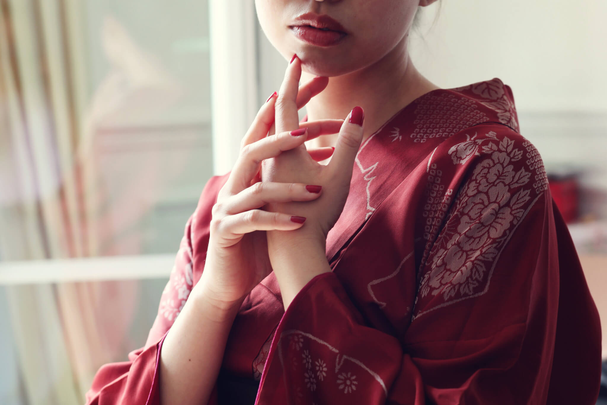 Feminine moment photo session by Momi White C letter on a pink background with pressed flowers in a frame